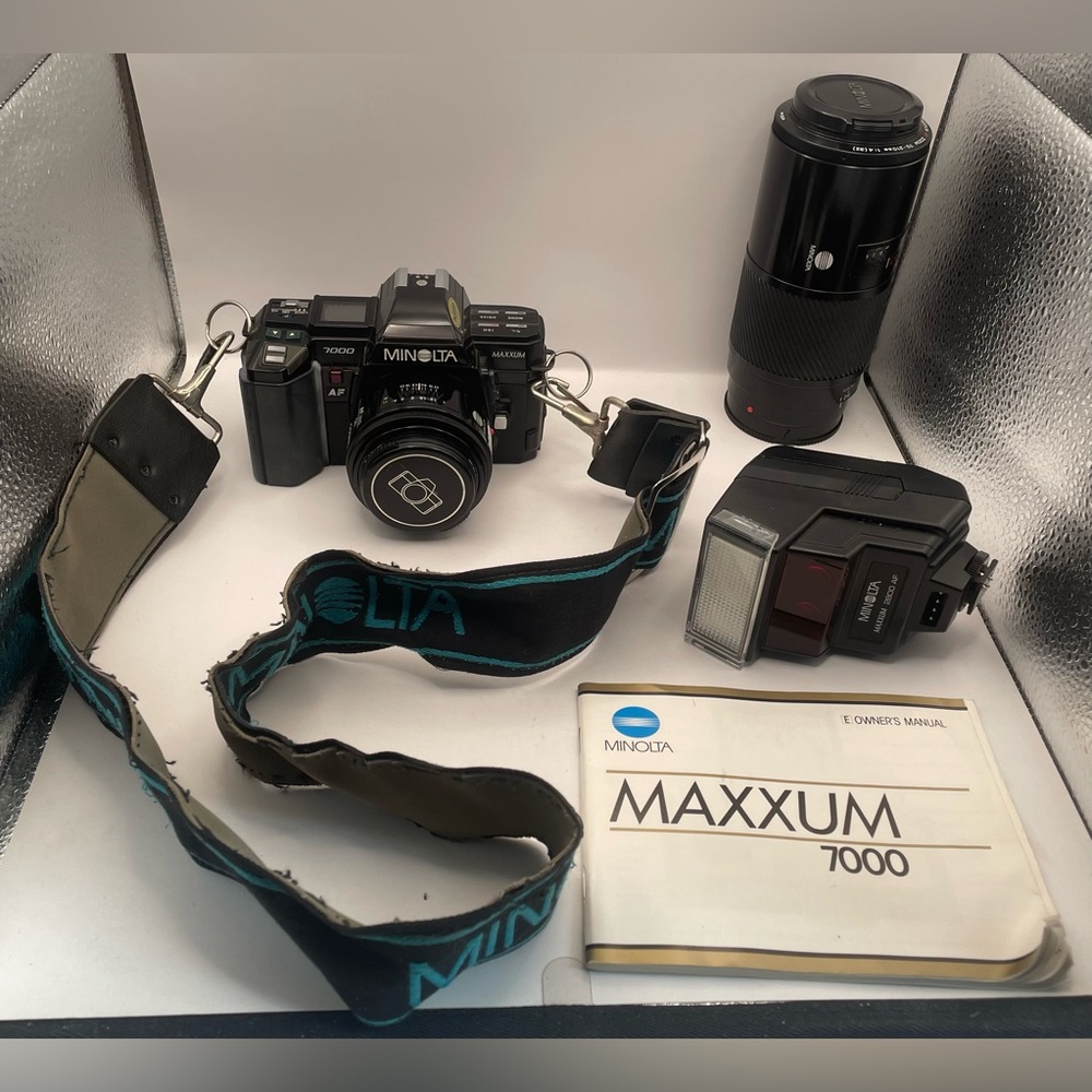 Minolta Maxxum 7000 AF 35mm SLR Camera Bundle